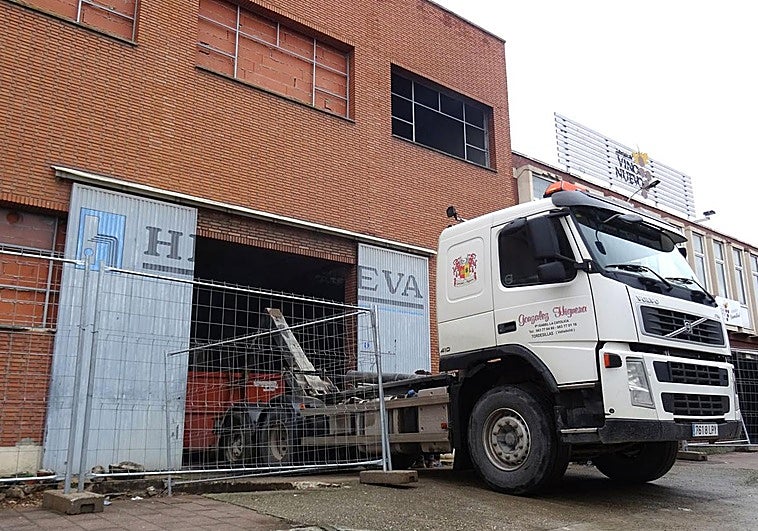 Un taller resucita la histórica y vandalizada nave de Aceros Heva en Argales